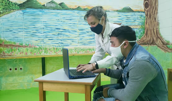 Jovenes en taller de informática