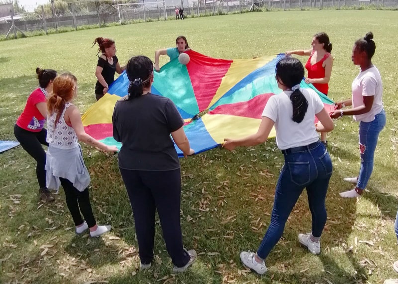 Jóvenes abriendo la cometa 