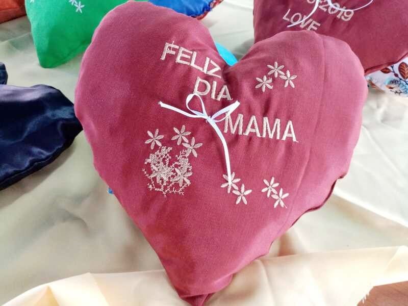 Almohadón forma de corazón realizado por los jóvenes