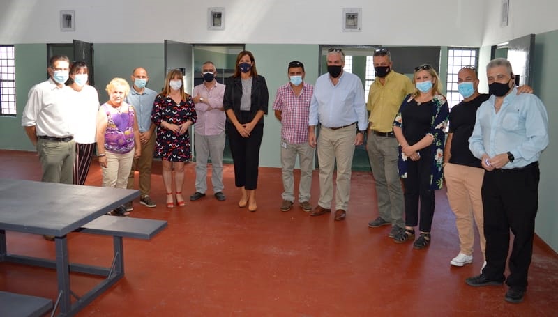 Autoridades en el salón del módulo b