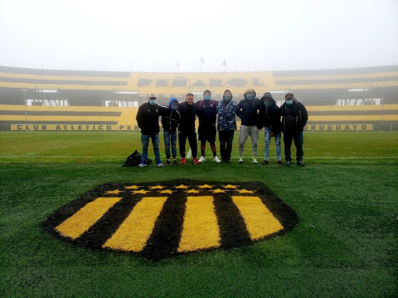 Jóvenes en el campo de juego