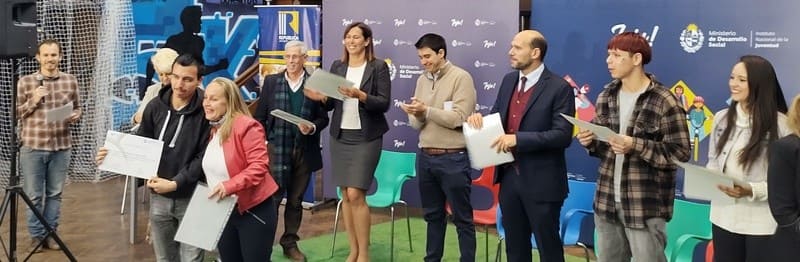 Autoridades entregando los certificados