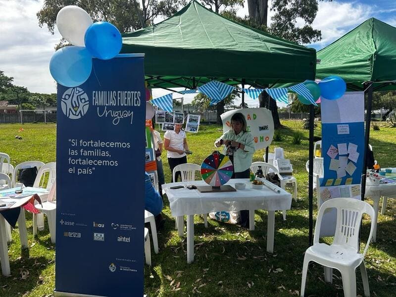 Estand Familias Fuertes Uruguay