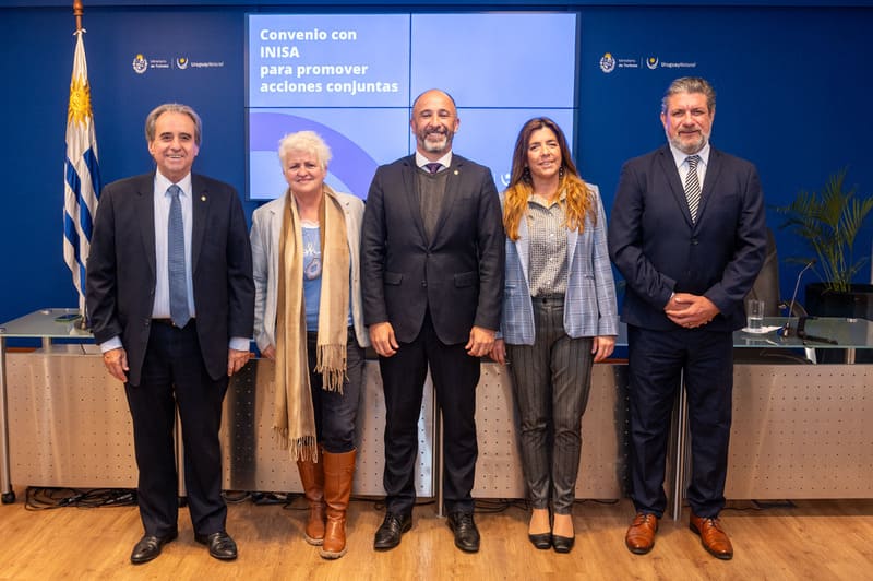 Autoridades del Ministerio de Turismo e Inisa