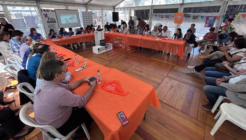 Mesa en u con todos los ponentes