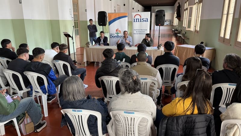 Sala con jóvenes y autoridades