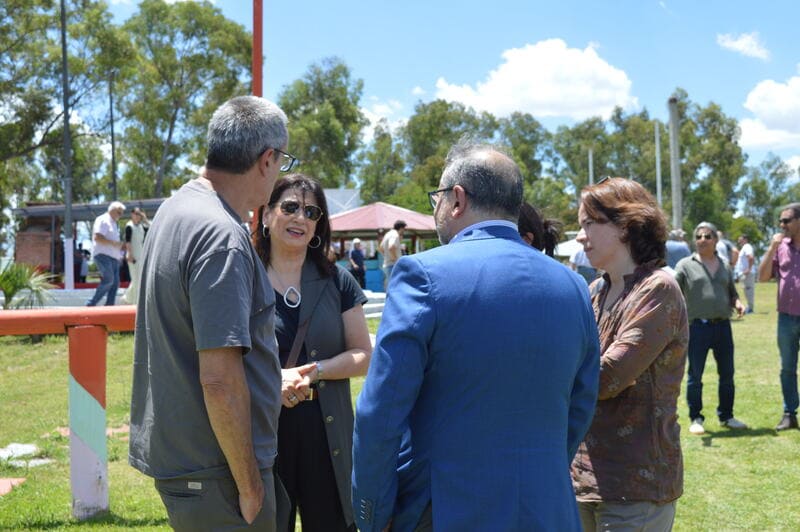 Senadora Blanca Rodríguez, Jaime Saavedra e  invitados conversando
