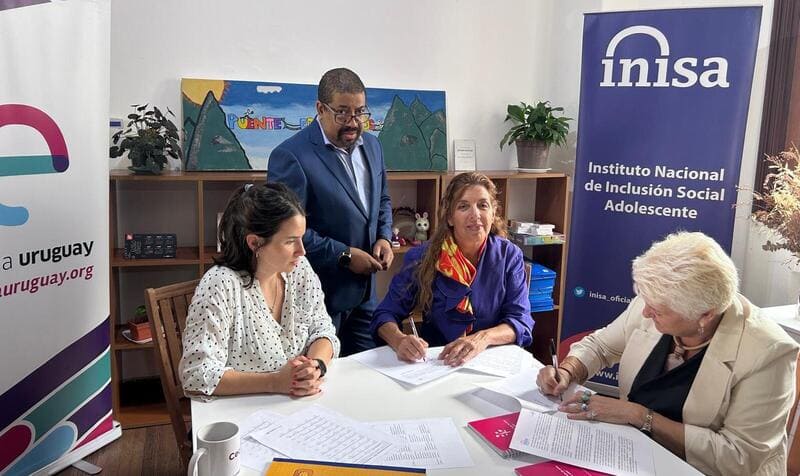 Autoridades firmando convenio