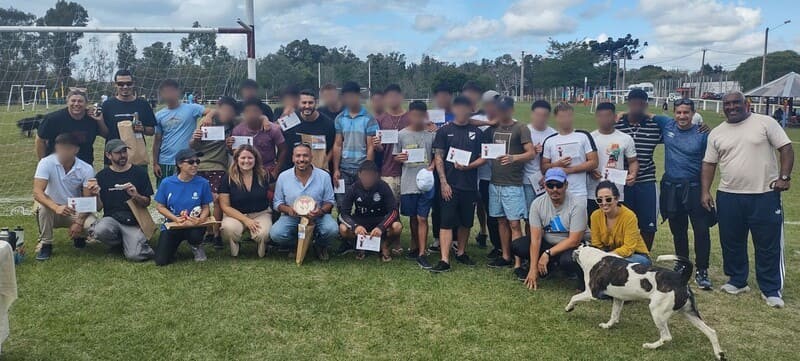 Autoridades y jóvenes con sus certificados