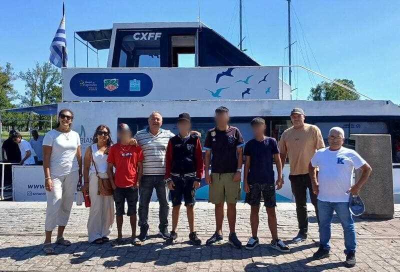 Jóvenes y educadores en el puerto