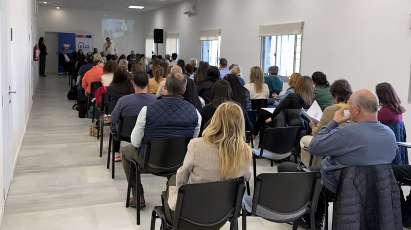 Saavedra hablando a los participantes a sala llena