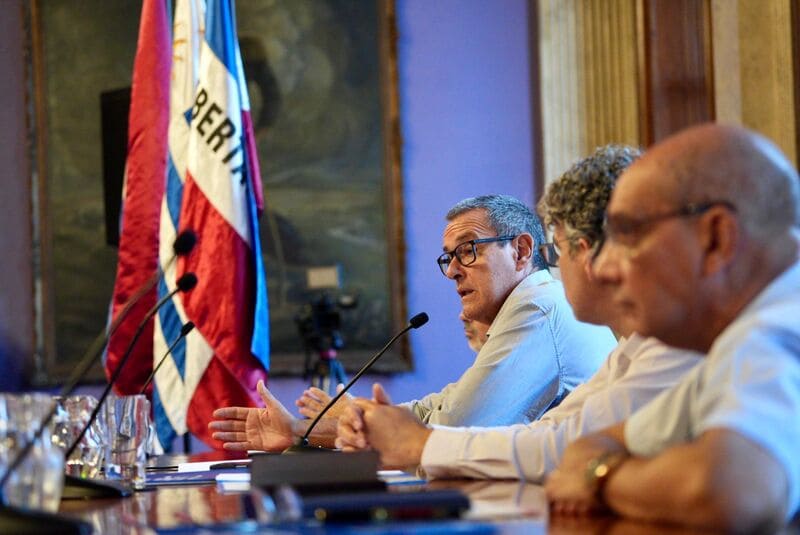 Mesa con autoridades, presidente de Inisa hablando