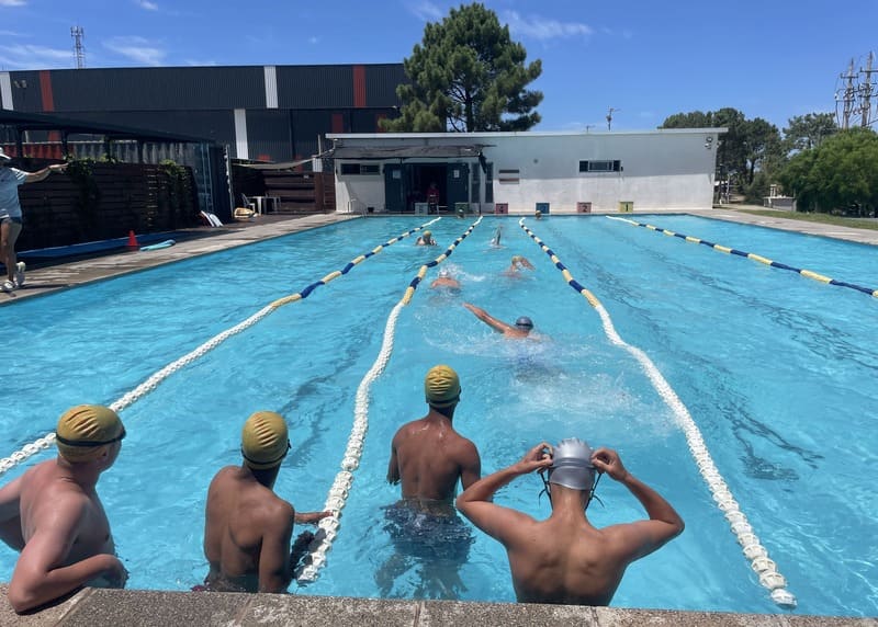 Jóvenes dentro de la piscina