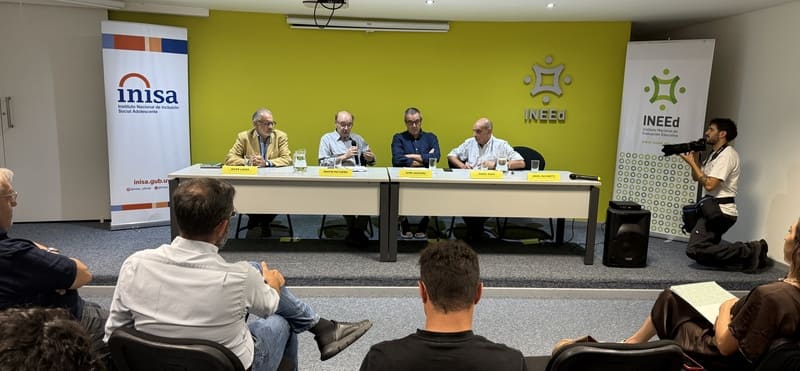 Mesa con autoridades