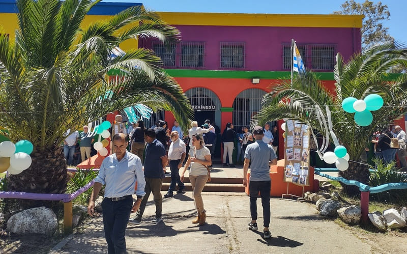 Invitados en el frente del Centro Ituzaingó
