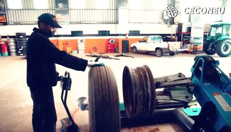 Joven colocando neumático