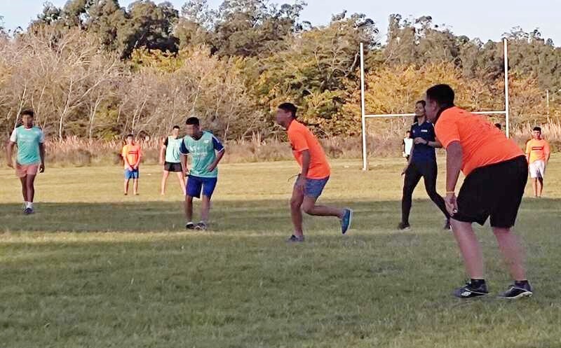 Jóvenes jugando al fútbol y la jueza