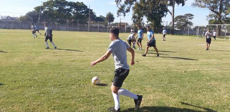 Jóvenes jugando al fútbol
