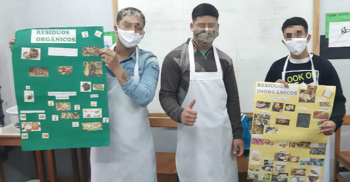 Jóvenes con carteleras