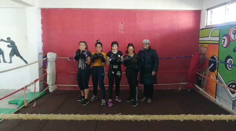 Jóvenes con la boxeadora