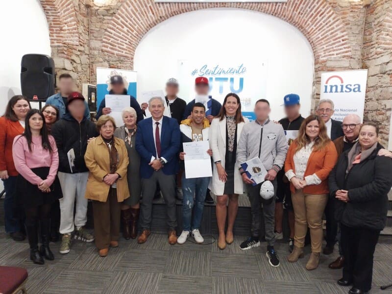 Jóvenes con su diploma y autoridades