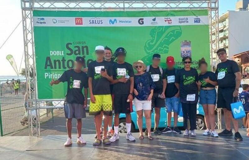 Jóvenes, educadores y directora Pérez en el estrado