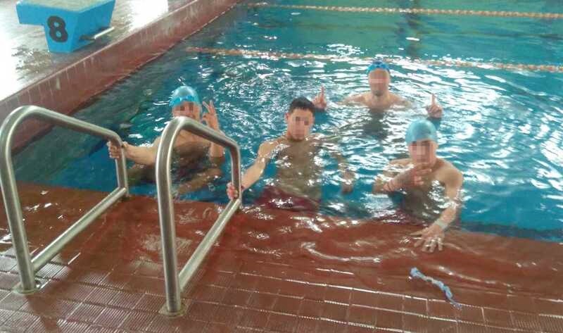 Jóvenes en la piscina del complejo