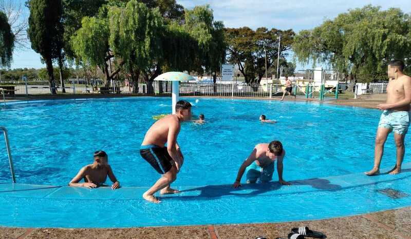 Jóvenes en piscina exterior