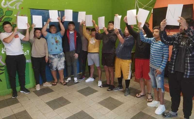 Jóvenes formando las palabras No al bulling
