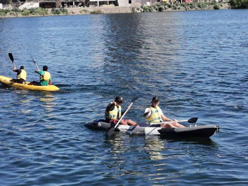 Jóvenes remando en el lago