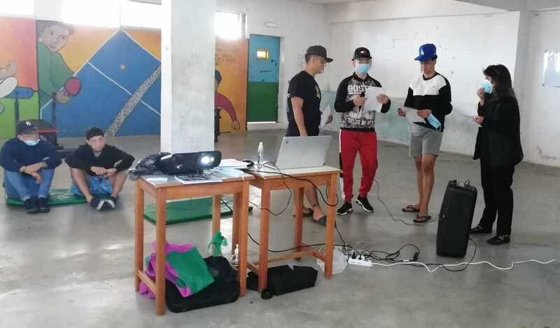 Jóvenes y profesora cantando