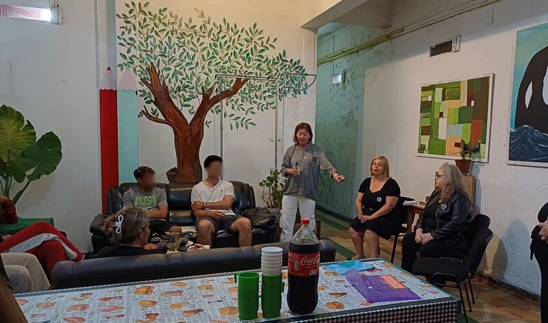 Mujeres de Negro dando la charla a jóvenes y educadores
