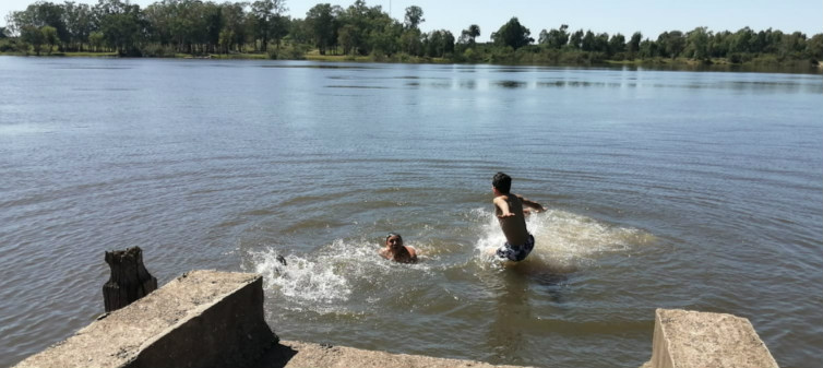 Jóvenes nadando en el río