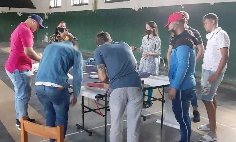 Profesor enseñando a los jóvenes