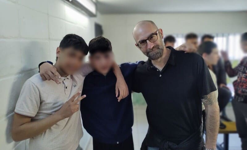 Seth Michelson con jóvenes del Centro desafío