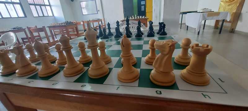 Tablero de ajedrez armado en una mesa