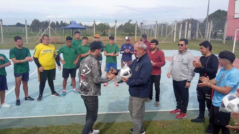 Zerbino entregando trofeo y balón