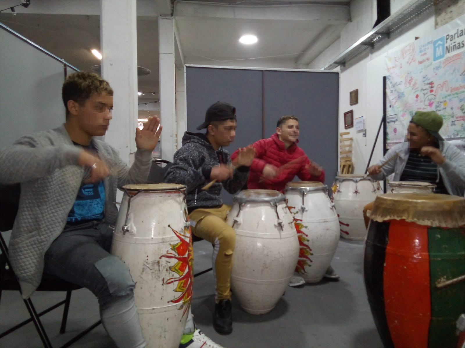 Adolescentes tocando el tamboril