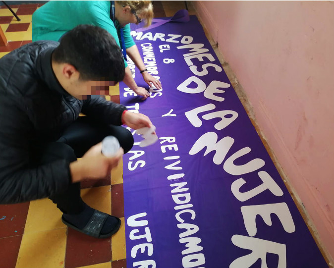 Adolescentes armando cartel