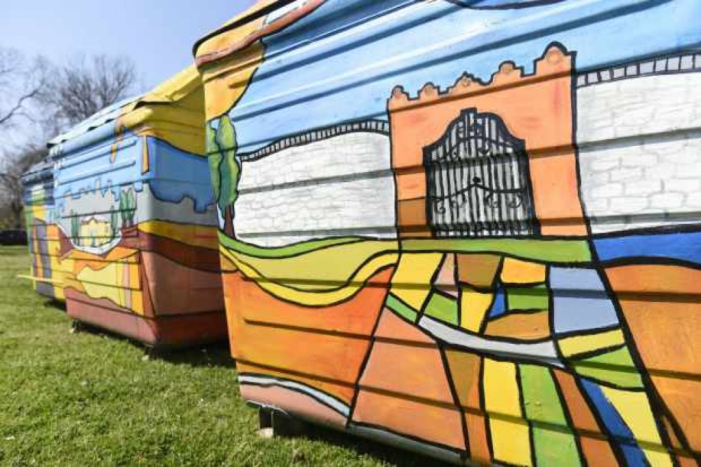 Contenedores con mural pintado